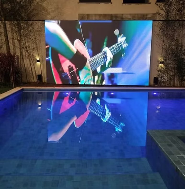 Painel de LED outdoor à beira de piscina residencial